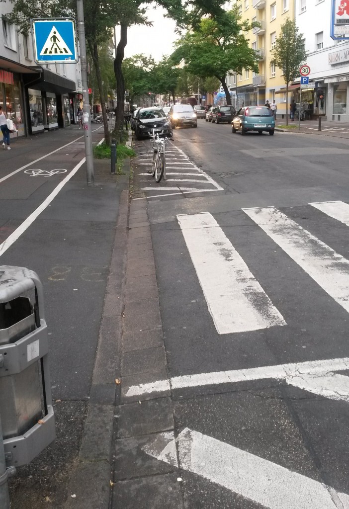 Sperrfläche vor Zebrastreifen